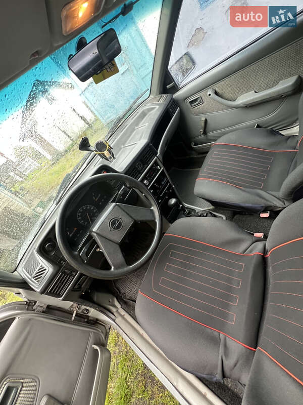 Седан Opel Kadett 1986 в Каневі