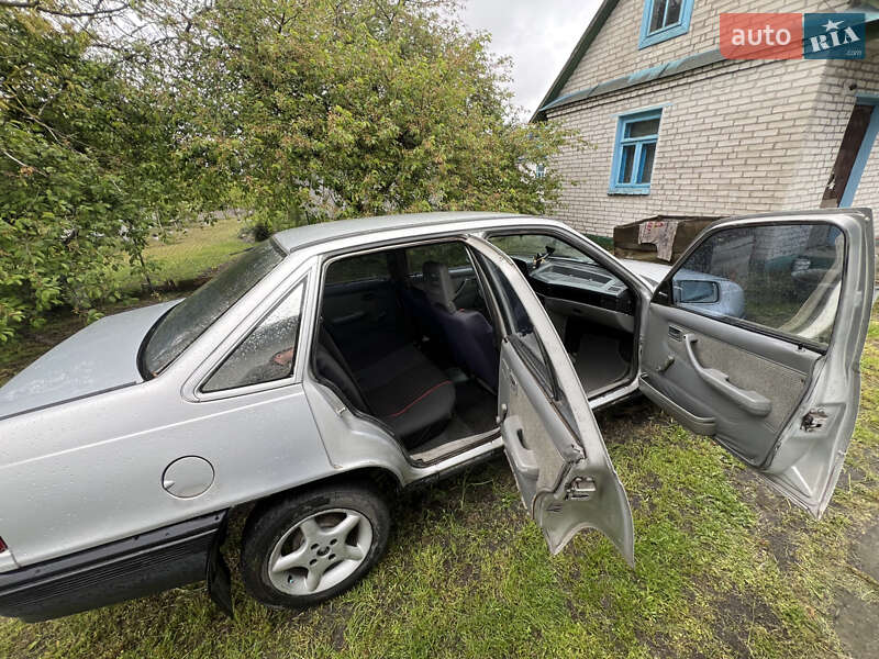 Седан Opel Kadett 1986 в Каневі