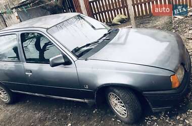 Седан Opel Kadett 1987 в Рівному
