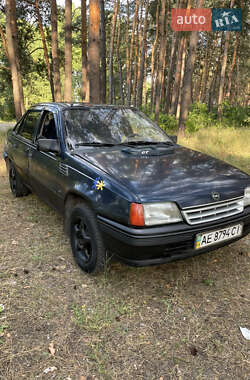 Седан Opel Kadett 1987 в Кропивницькому