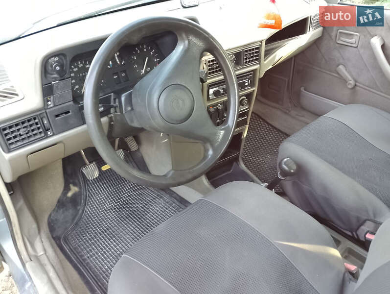 Седан Opel Kadett 1989 в Звягеле