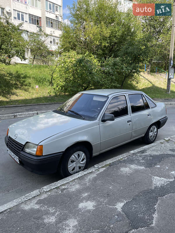 Седан Opel Kadett 1988 в Львове
