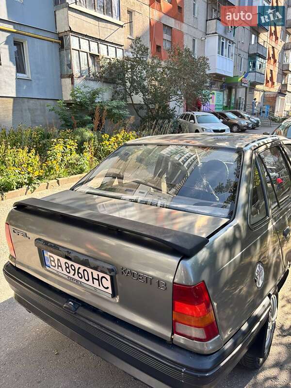 Седан Opel Kadett 1987 в Кропивницькому