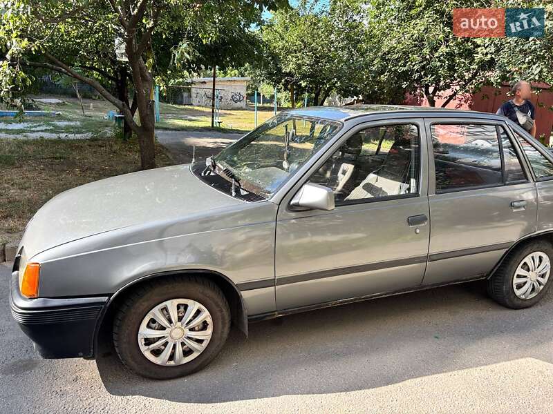 Седан Opel Kadett 1987 в Кропивницькому