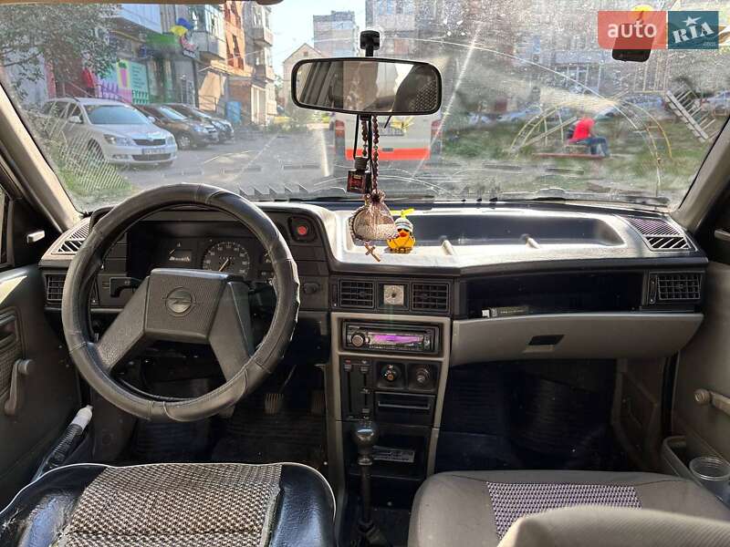 Седан Opel Kadett 1987 в Кропивницькому