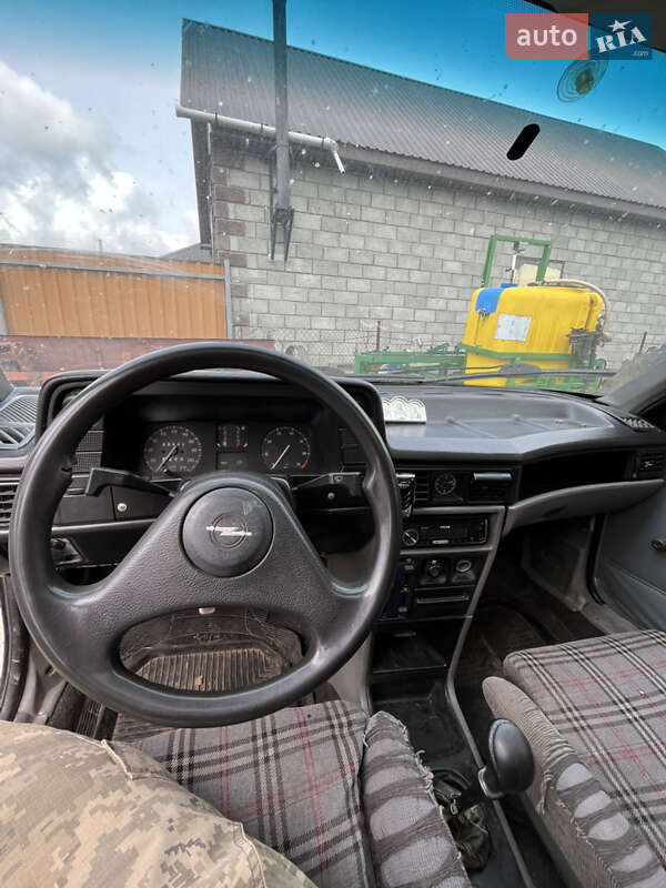 Хэтчбек Opel Kadett 1985 в Звягеле фото 5 Хэтчбек Opel Kadett 1985 в Звягеле