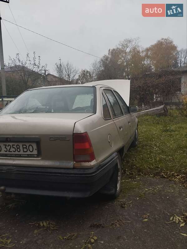 Седан Opel Kadett 1988 в Городку