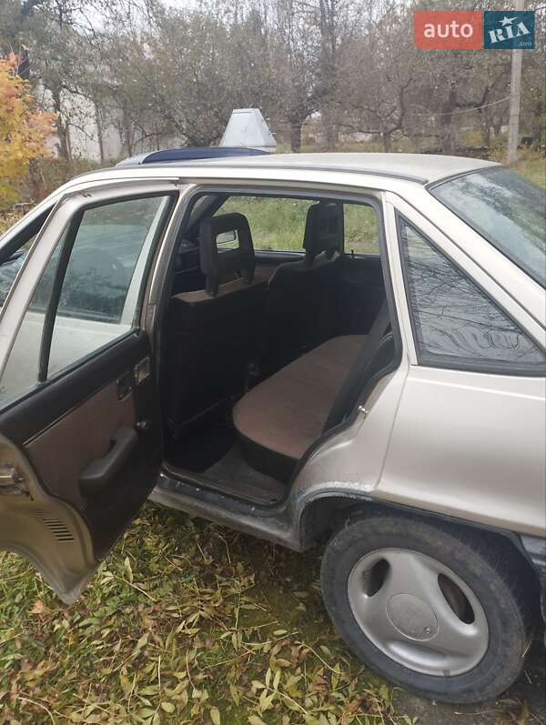 Седан Opel Kadett 1988 в Городку