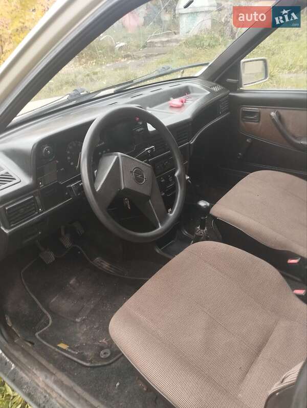 Седан Opel Kadett 1988 в Городку