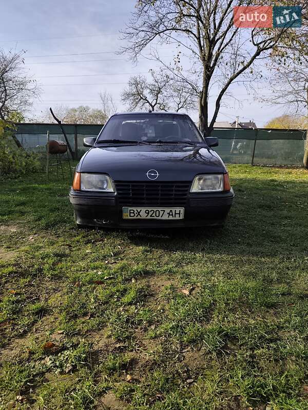 Седан Opel Kadett 1988 в Черновцах