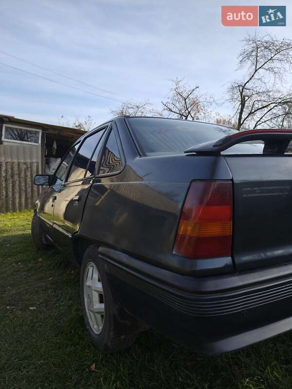 Седан Opel Kadett 1988 в Черновцах