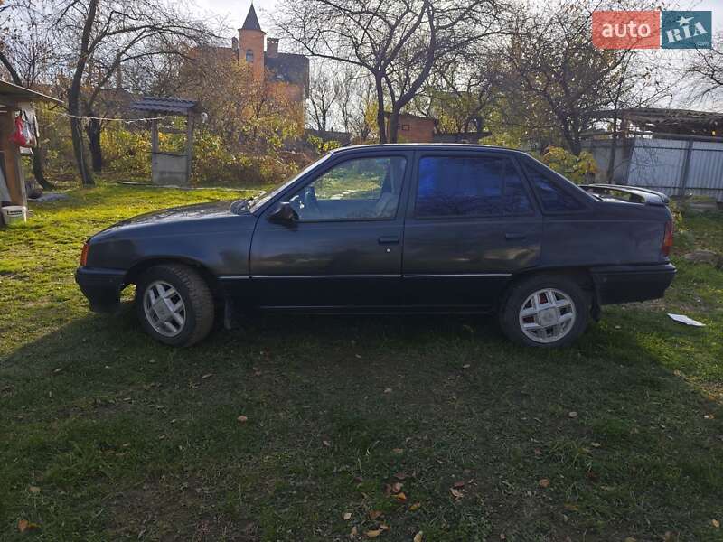 Седан Opel Kadett 1988 в Черновцах