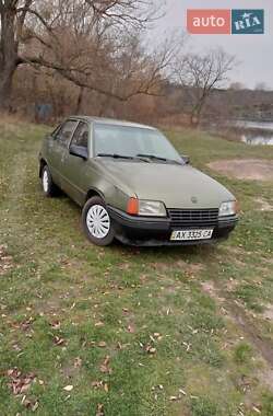 Седан Opel Kadett 1986 в Корсуне-Шевченковском