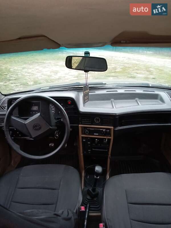 Седан Opel Kadett 1986 в Корсуне-Шевченковском фото 14 Седан Opel Kadett 1986 в Корсуне-Шевченковском