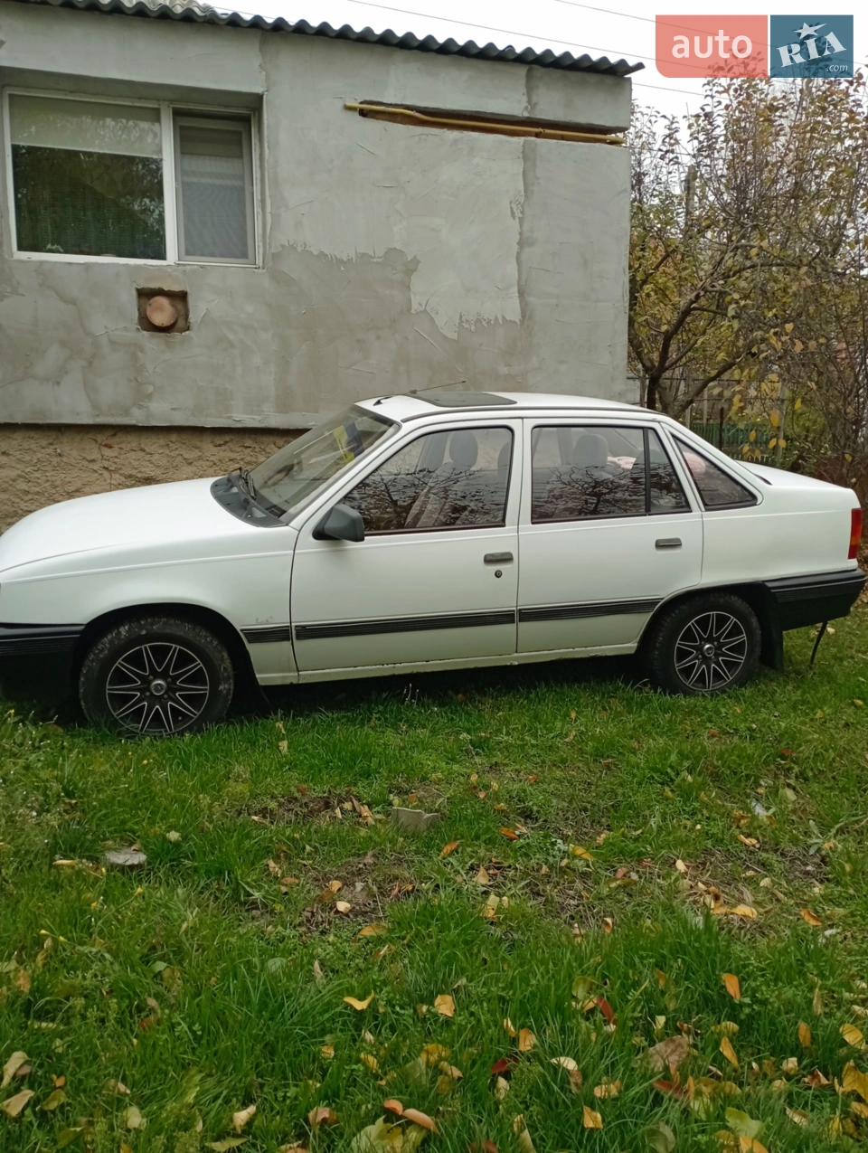 Газ-бензин,титани,гума зимня в гарному стані,люк не тиче,пічка дує,музика гарна,сидіння від вектори,стан салону та авто на чотири бали.Продаю бо стоїть без потреби.