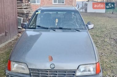 Седан Opel Kadett 1986 в Старых Кутах