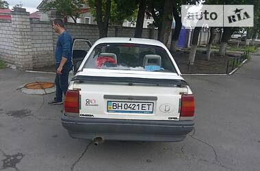 Седан Opel Omega 1987 в Вознесенске