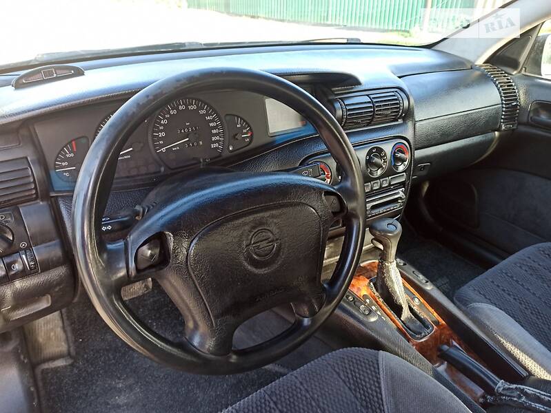 Седан Opel Omega 1995 в Новой Ушице