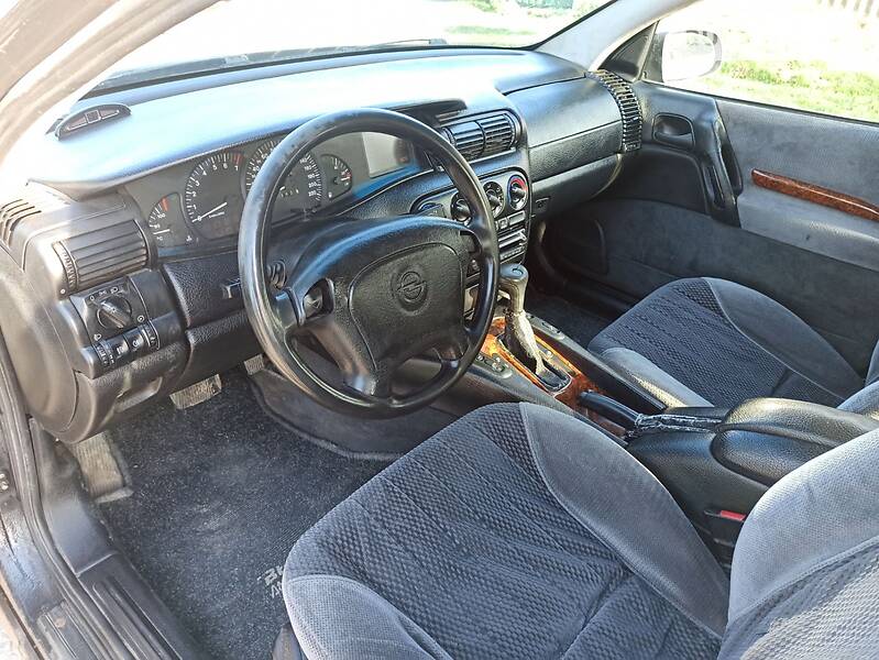 Седан Opel Omega 1995 в Новой Ушице
