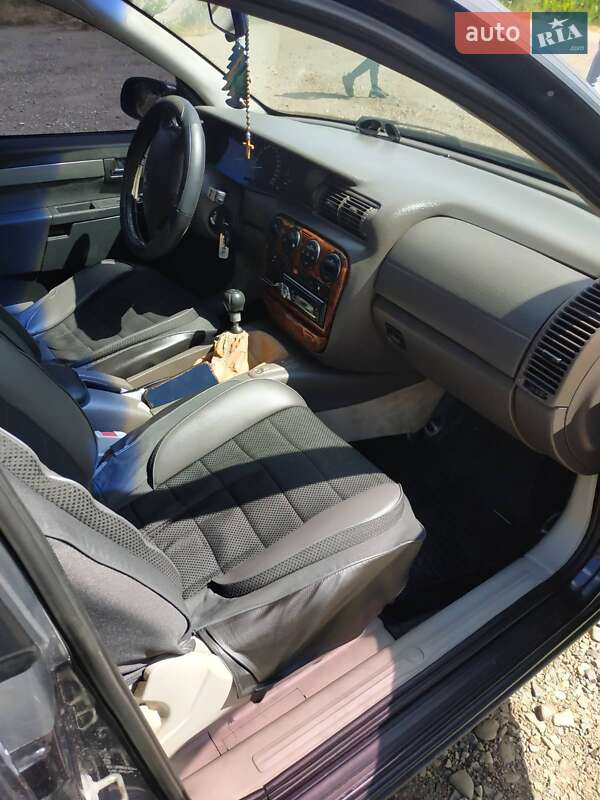 Седан Opel Omega 1999 в Верховине