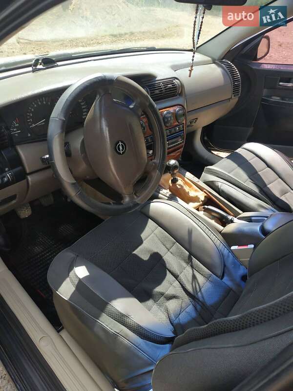 Седан Opel Omega 1999 в Верховине