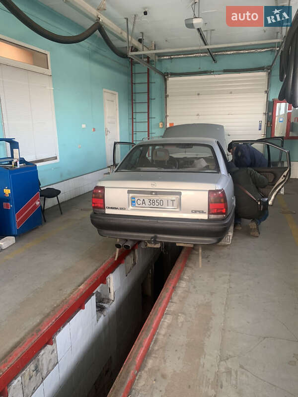 Седан Opel Omega 1987 в Черкассах