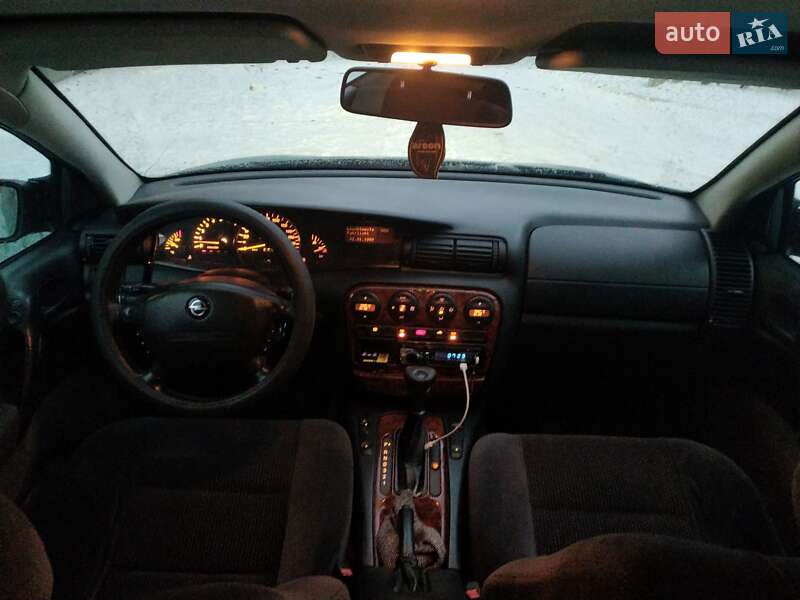 Седан Opel Omega 1998 в Покровске