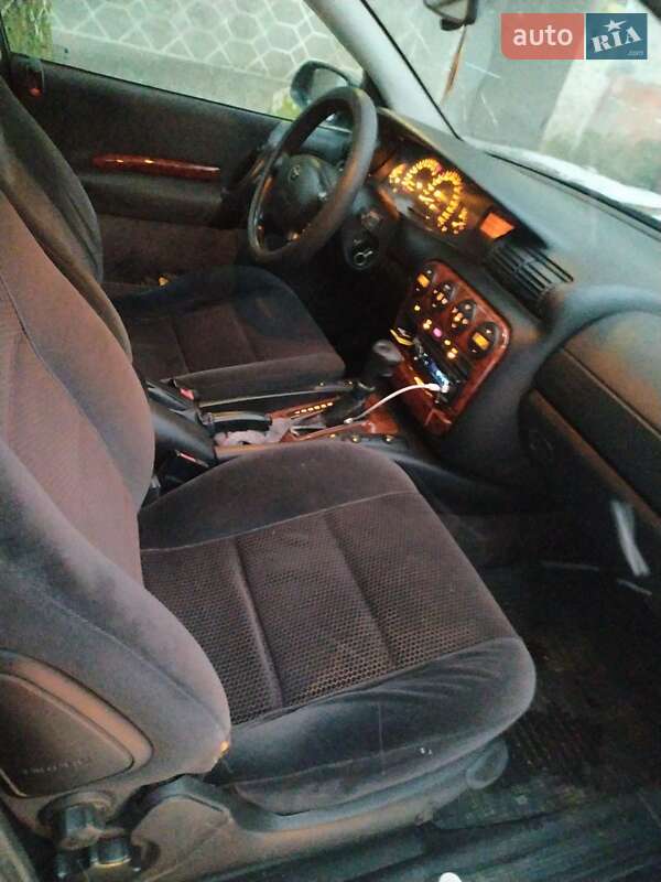 Седан Opel Omega 1998 в Покровске