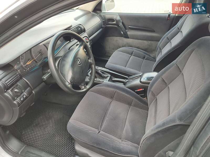 Седан Opel Omega 1994 в Рожище