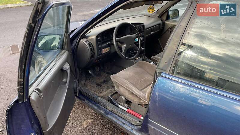 Седан Opel Omega 1990 в Чопі