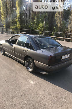 Седан Opel Omega 1987 в Киеве