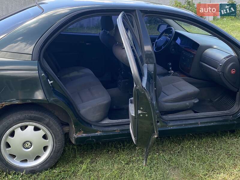 Седан Opel Omega 2002 в Вишневом