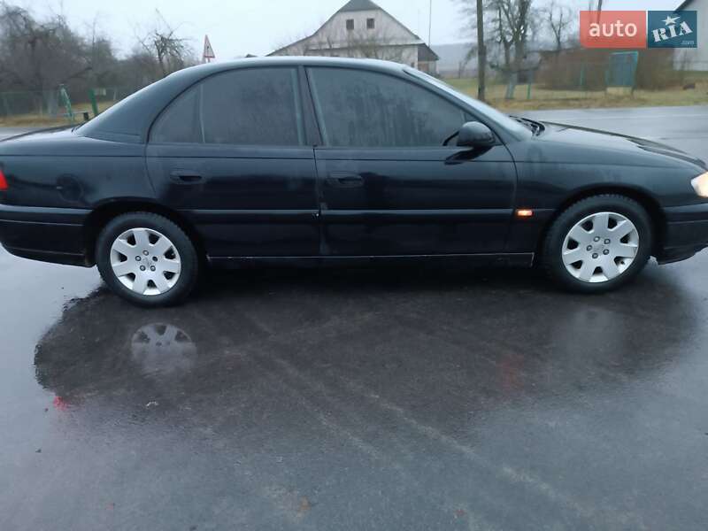 Седан Opel Omega 2000 в Шацьку