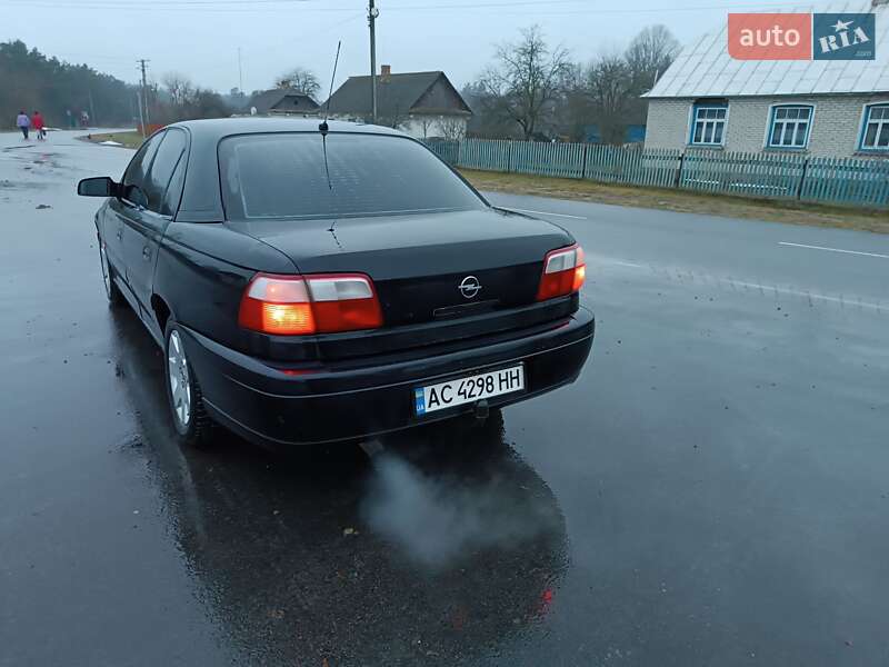 Седан Opel Omega 2000 в Шацьку
