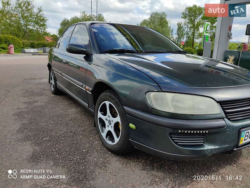 Седан Opel Omega 1995 в Самборе