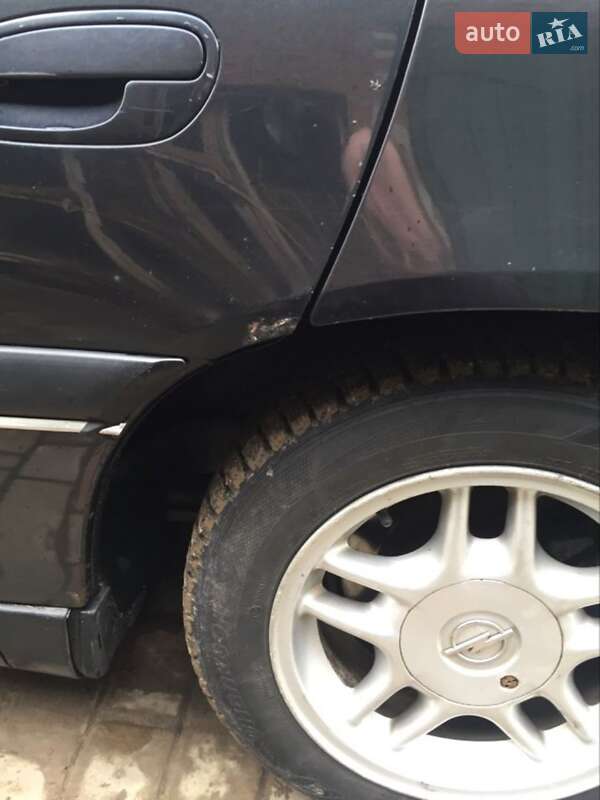 Седан Opel Omega 1999 в Жовтанцах
