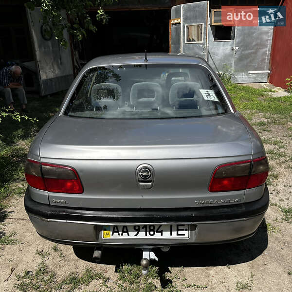 Седан Opel Omega 1995 в Киеве