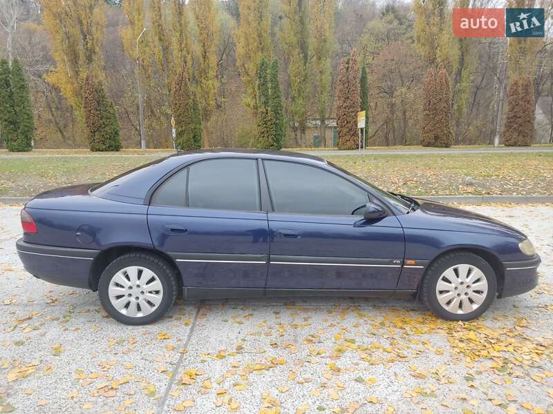 Седан Opel Omega 1999 в Каневе