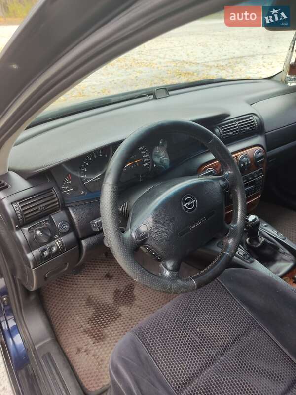 Седан Opel Omega 1999 в Каневе