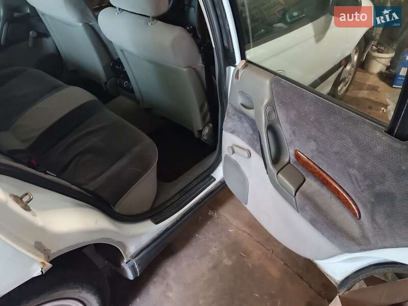 Седан Opel Omega 1995 в Новомосковске