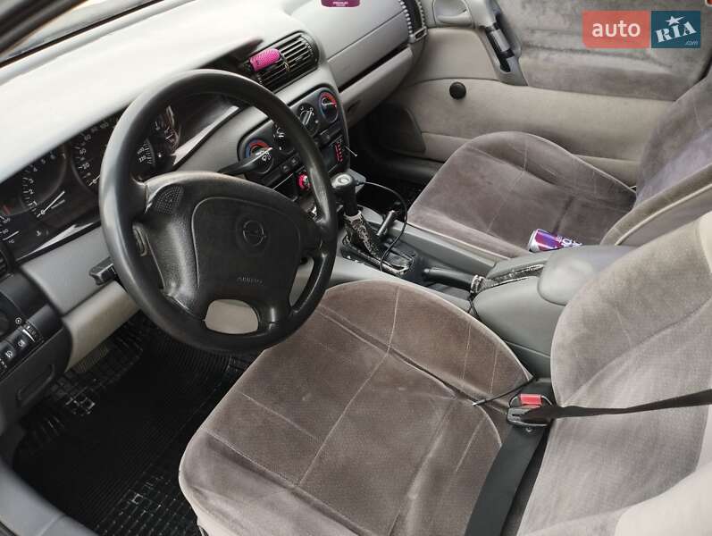 Седан Opel Omega 1994 в Сарнах