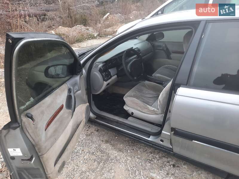 Седан Opel Omega 1995 в Вараше