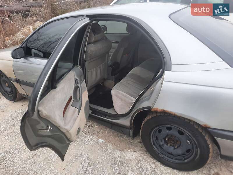 Седан Opel Omega 1995 в Вараше