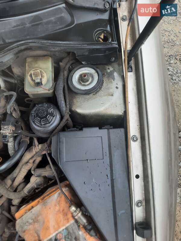 Седан Opel Omega 1995 в Вараше