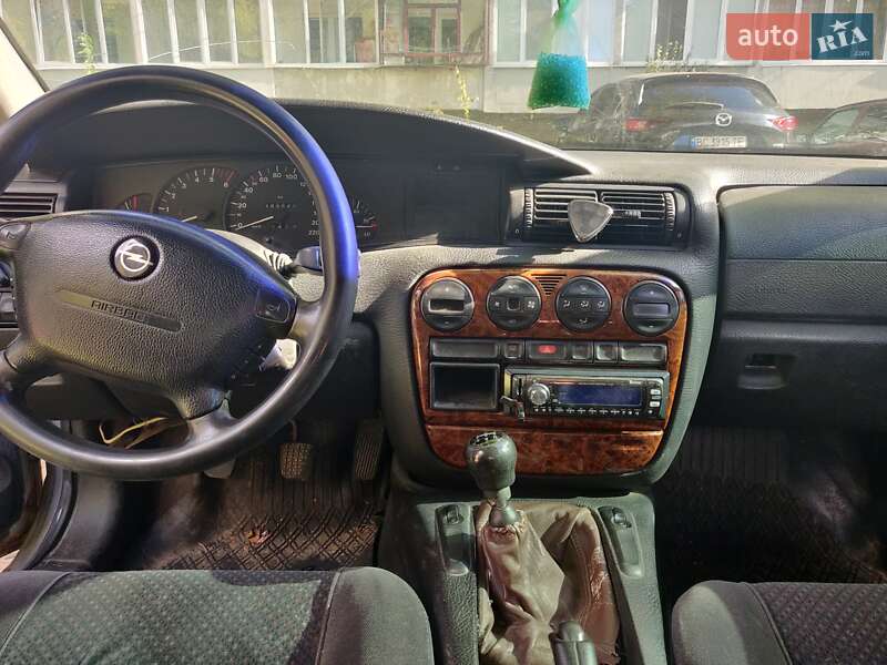 Седан Opel Omega 1999 в Львове