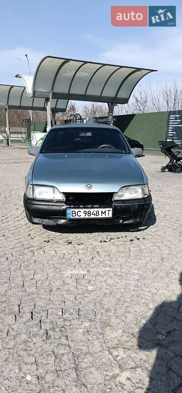 Седан Opel Omega 1989 в Золочеве