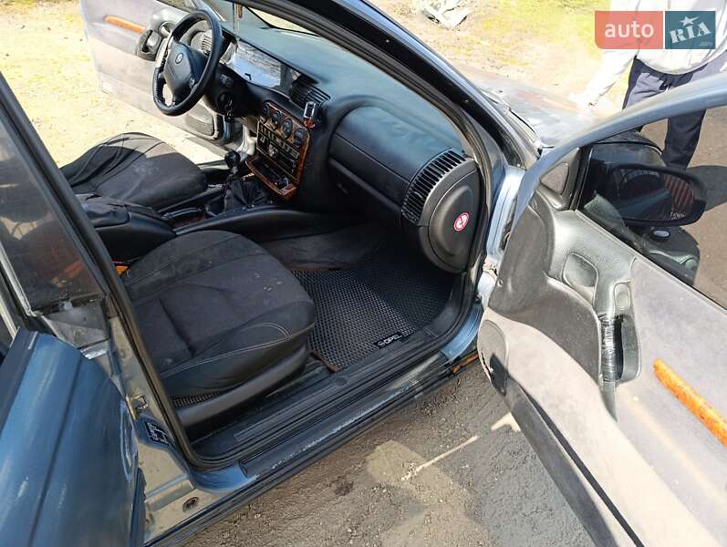 Седан Opel Omega 1998 в Волочиську