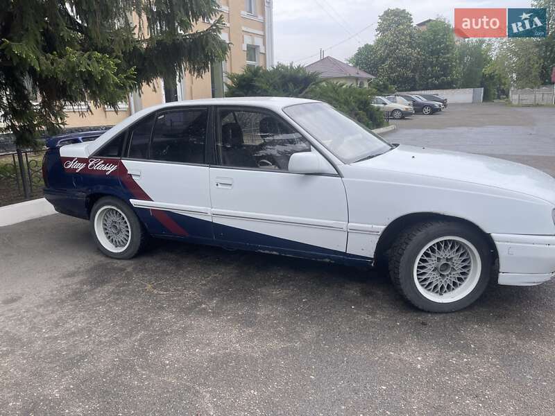 Седан Opel Omega 1987 в Каменском