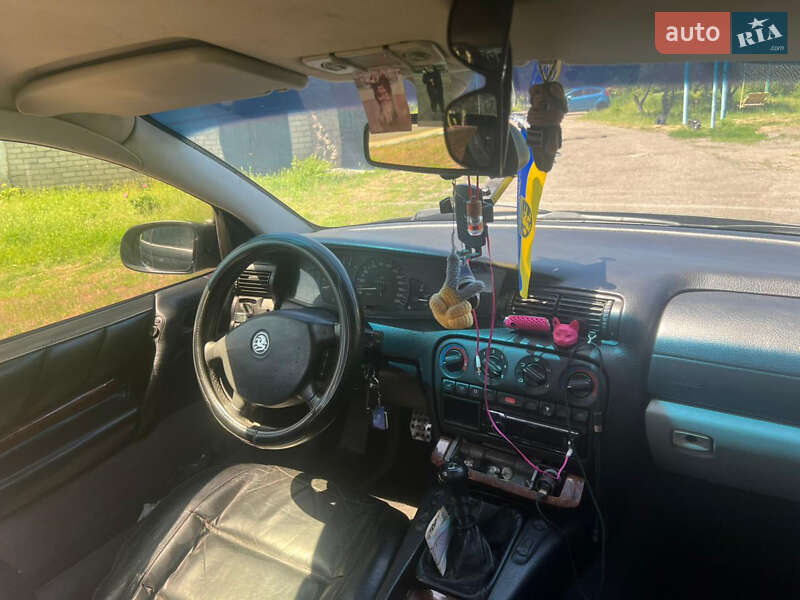 Седан Opel Omega 1996 в Староконстантинове