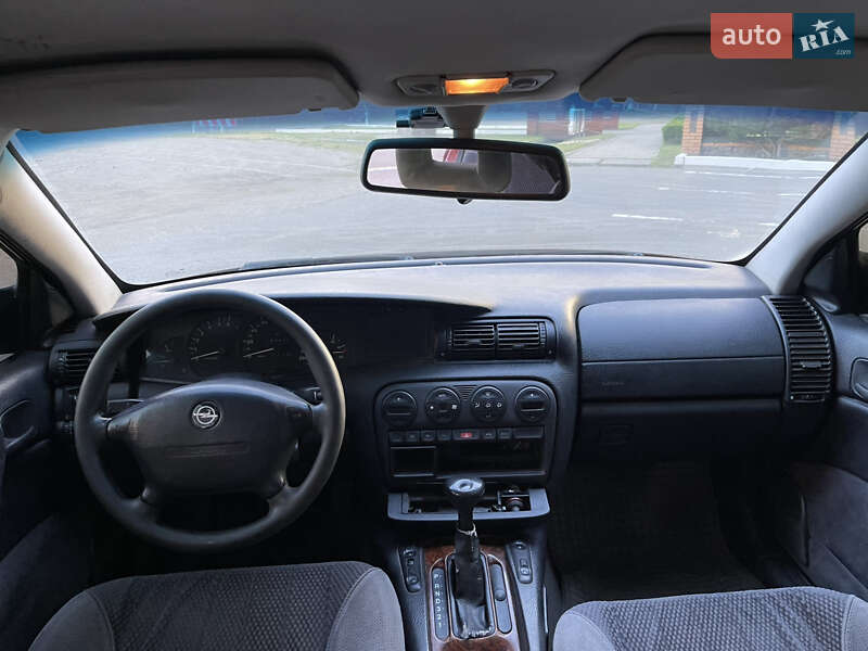 Седан Opel Omega 1997 в Лебедине